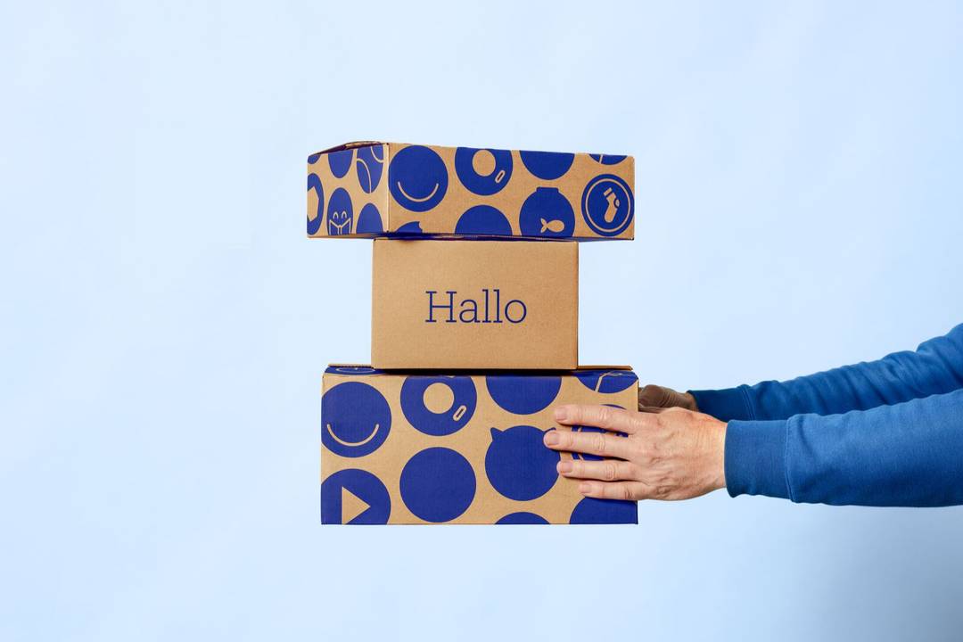 Een beeld van een persoon die pakketjes van Bol vasthoudt.