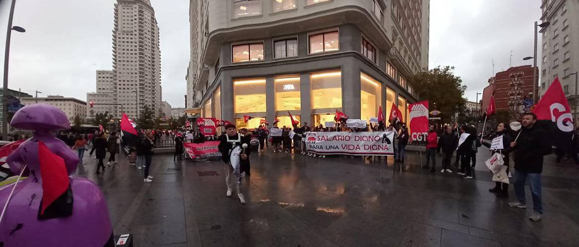 Photo Credits: Concentración convocada por la Confederación General del Trabajo frente a las puertas de la tienda de Zara de la Plaza de España de Madrid el jueves 24 de noviembre de 2022. CGT, página oficial de Facebook.