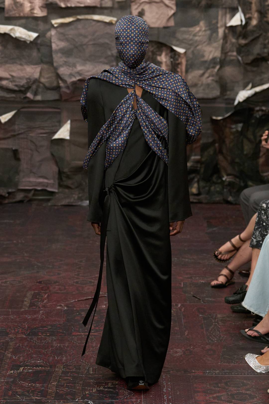 Look 45: Una lunga vestaglia realizzata in seta satin drappeggiata.