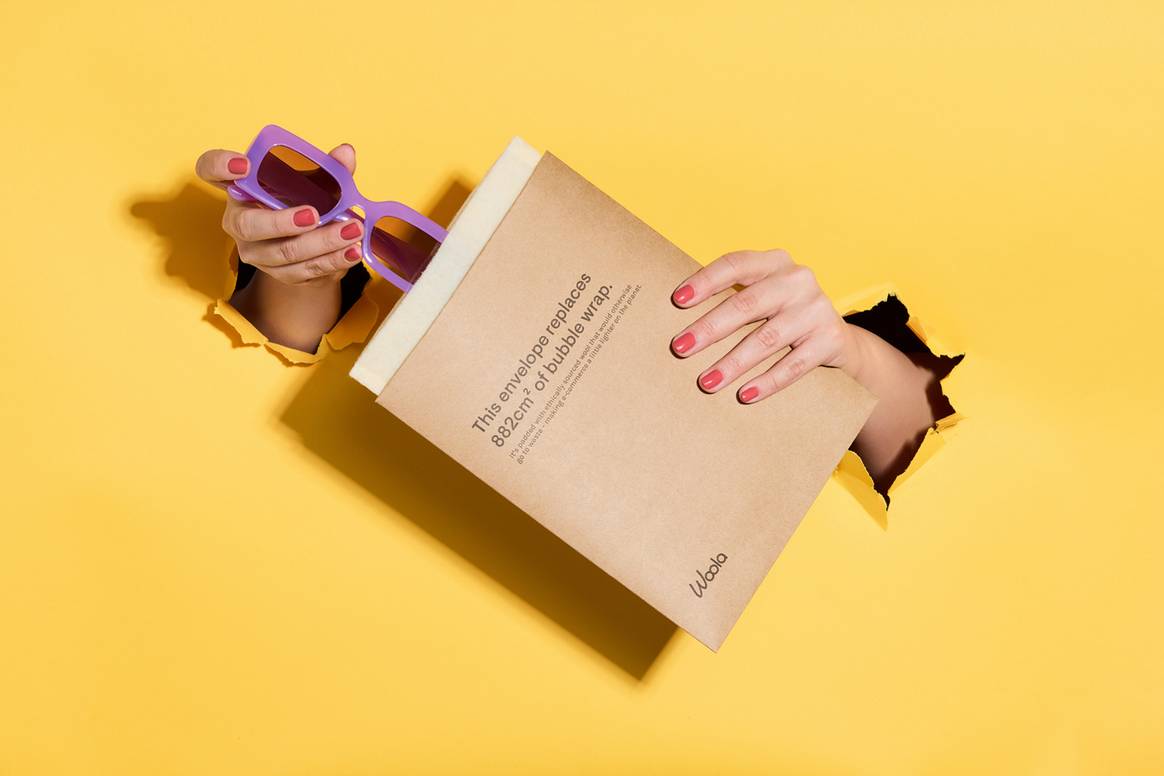 Een envelop met wol in plaats van bubbelplastic.