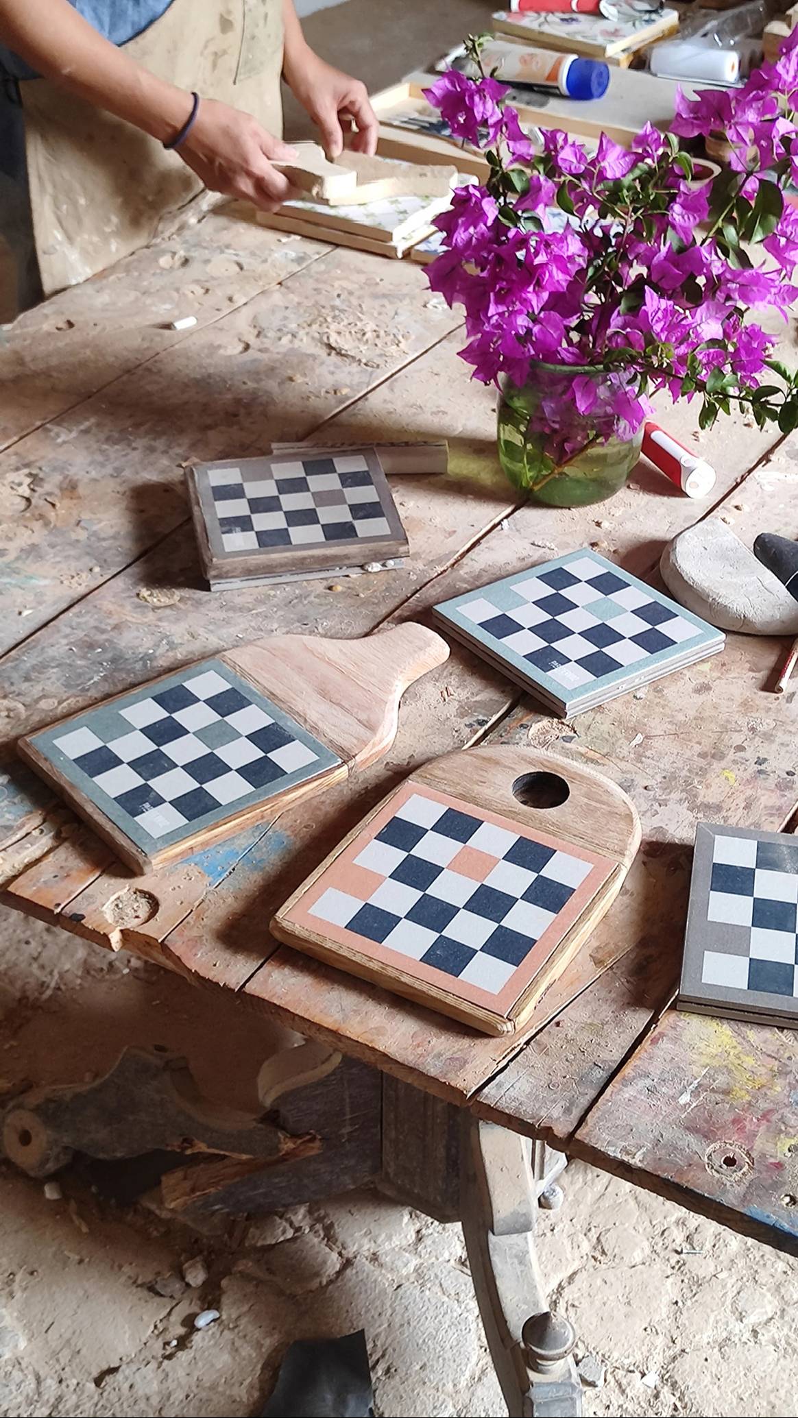 Colección colaborativa de tablas para el hogar codiseñada por Pablo Erroz y Con Alma Design.
