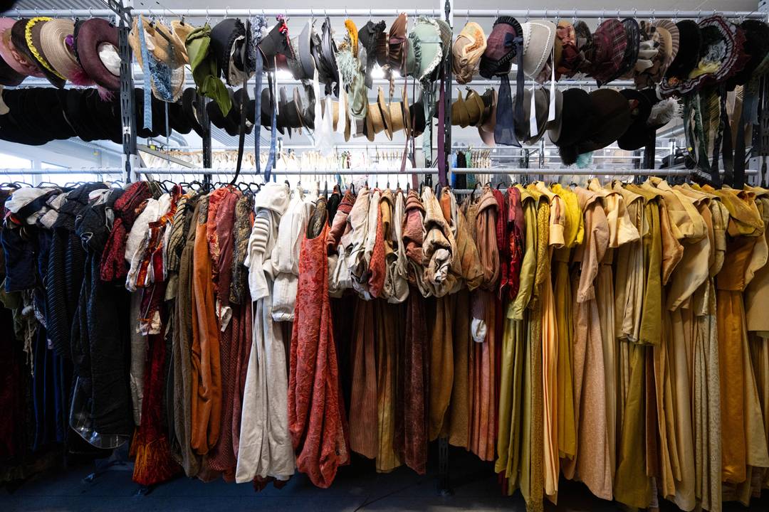 Questa fotografia mostra alcuni costumi del Teatro dell'Opera di Ginevra conservati in un magazzino vicino a Ginevra il 5 febbraio 2026, in vista della vendita da parte del Grand Théâtre di circa 15.000 costumi, accessori e scarpe.