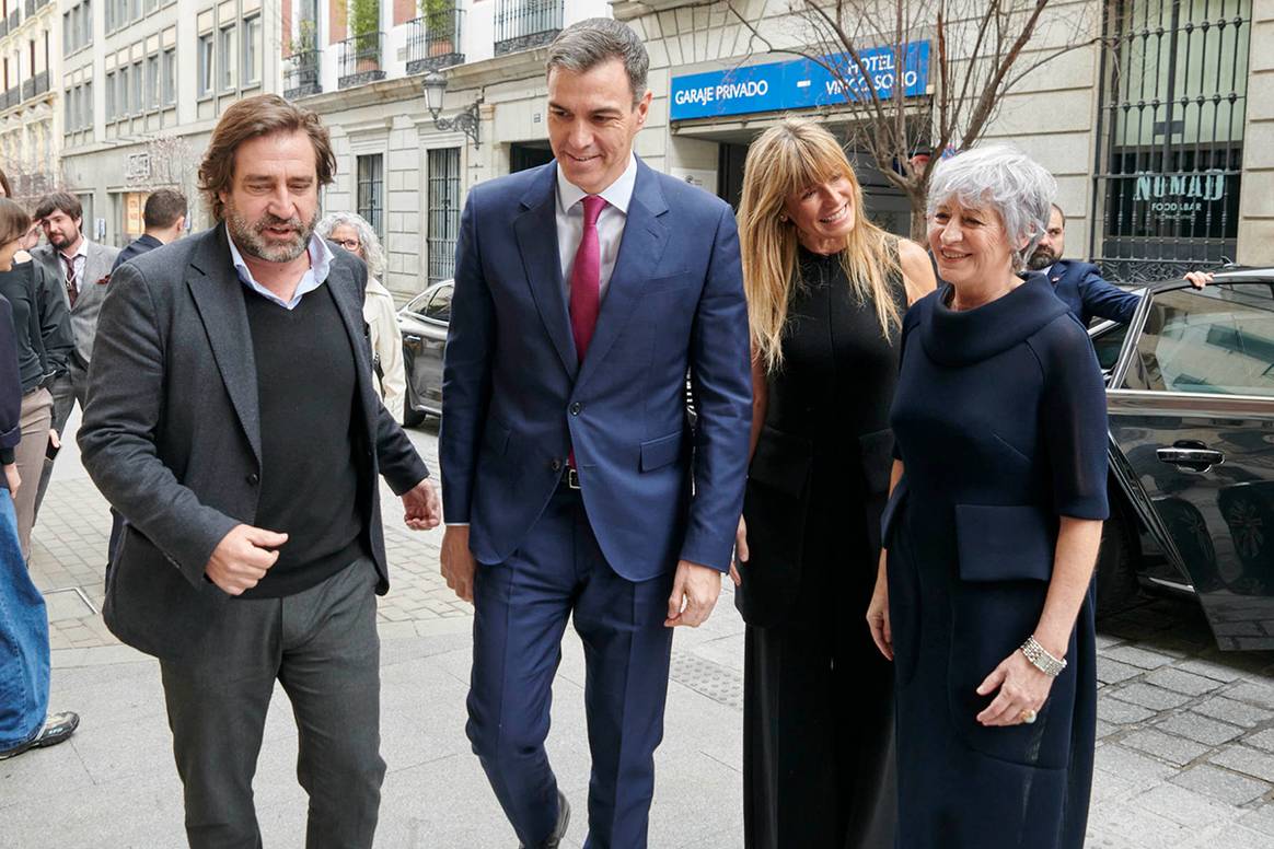 Pedro Sánchez y Begoña Gómez a su llegada al Ateneo de Madrid, junto a Pepa Bueno, directora ejecutiva de Acme, y Luis Arroyo Martínez, presidente del Ateneo.