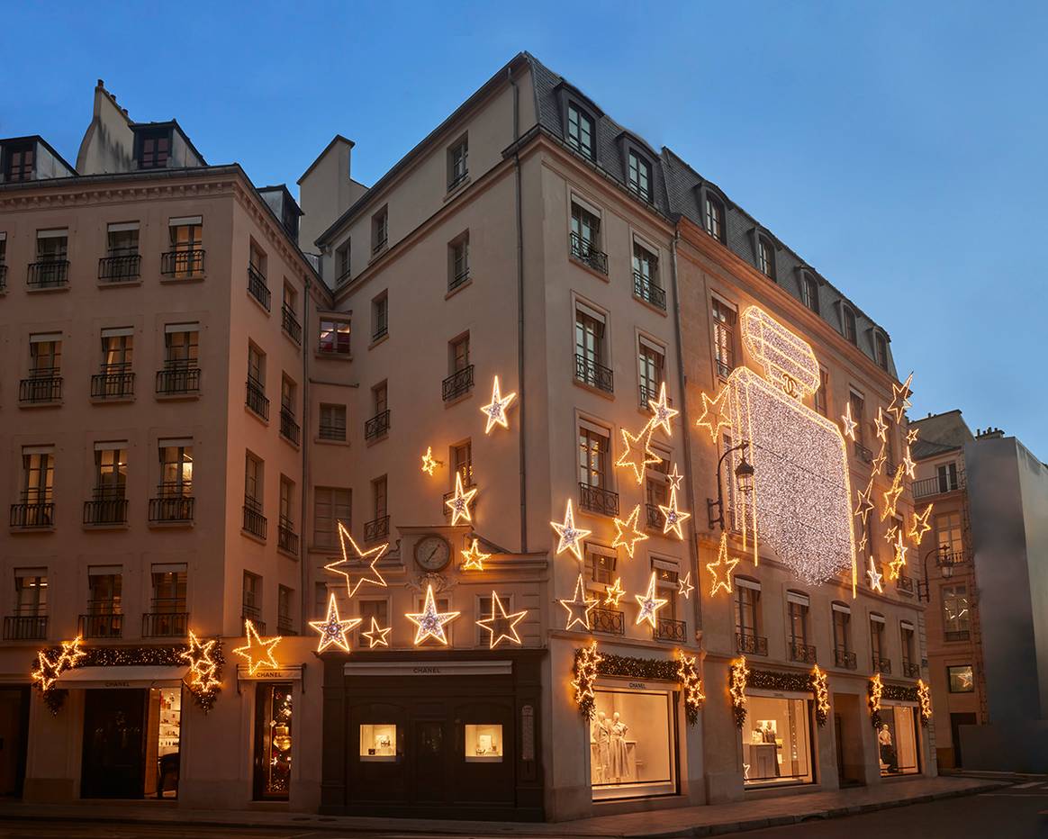 Photo Credits: Chanel, iluminación de fin de año inspirada en el perfume Chanel Nº5 instalada en la fachada de la boutique del número 19 de la rue Cambon de París.