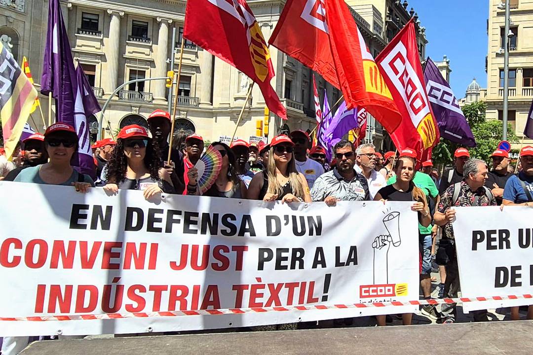 Manifestación de los delegados de CCOO en las industrias del textil, química y cárnica, el lunes 8 de julio de 2024 en Barcelona (España).