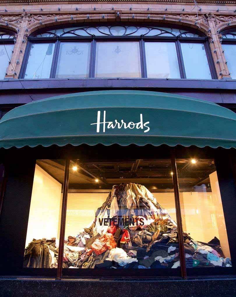 Kijken: Vetements maakt statement tegen overconsumptie in etalages Harrods