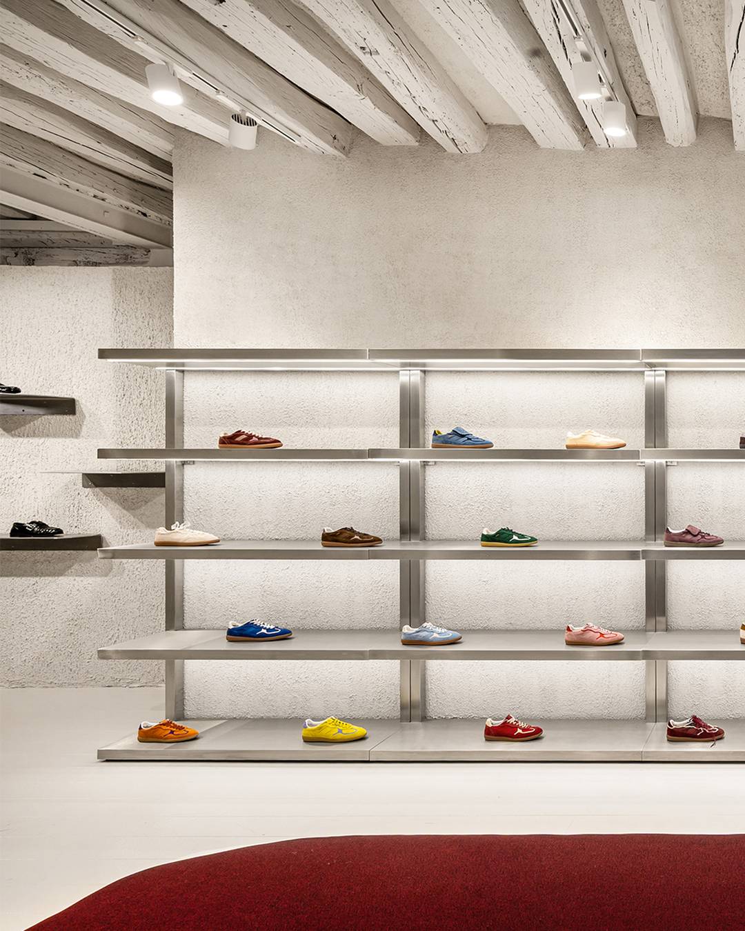 Interior de una tienda de Alohas.