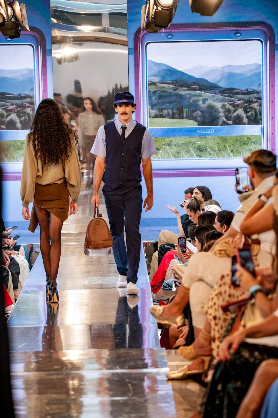 Desfile Arezzo que trouxe bolsas de viagem