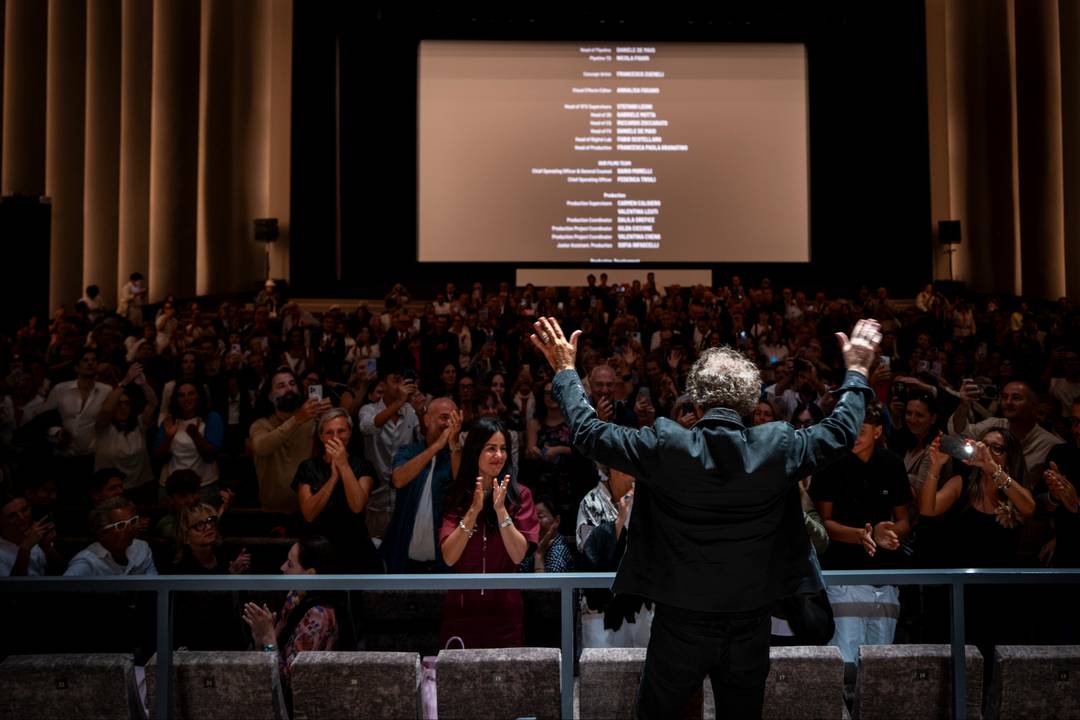 Renzo Rosso, di spalle, alla prima del film