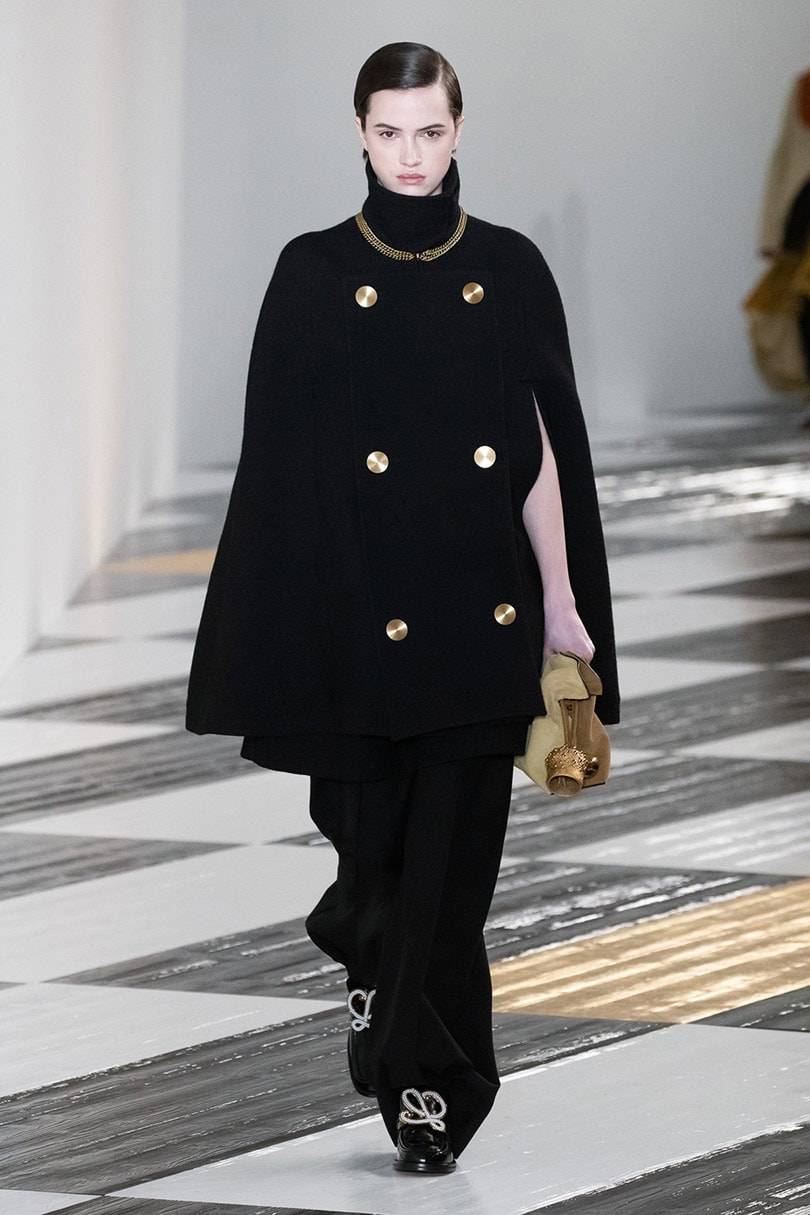 Vuelta a “lo español”: Loewe presenta en París su colección FW 20/21
