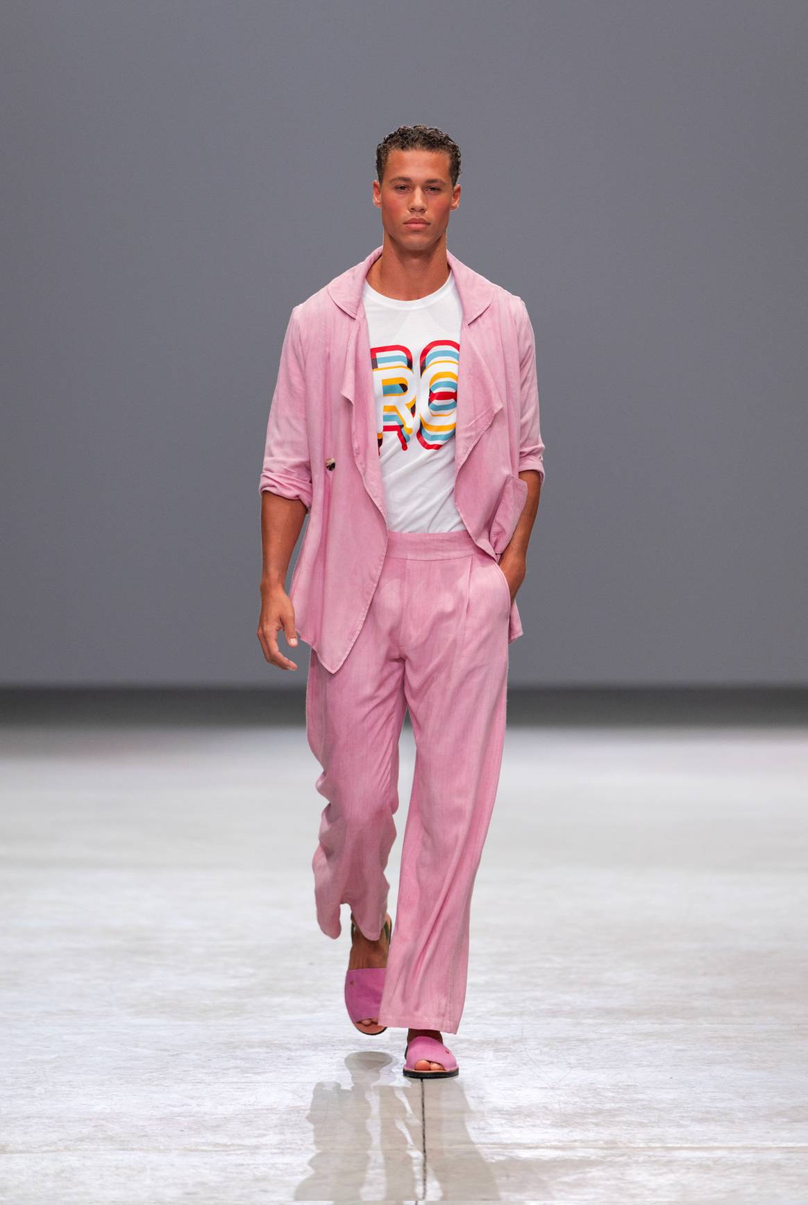 Looks completos para el guardarropa masculino también dejaron ver t shirts con las iniciales del diseñador.