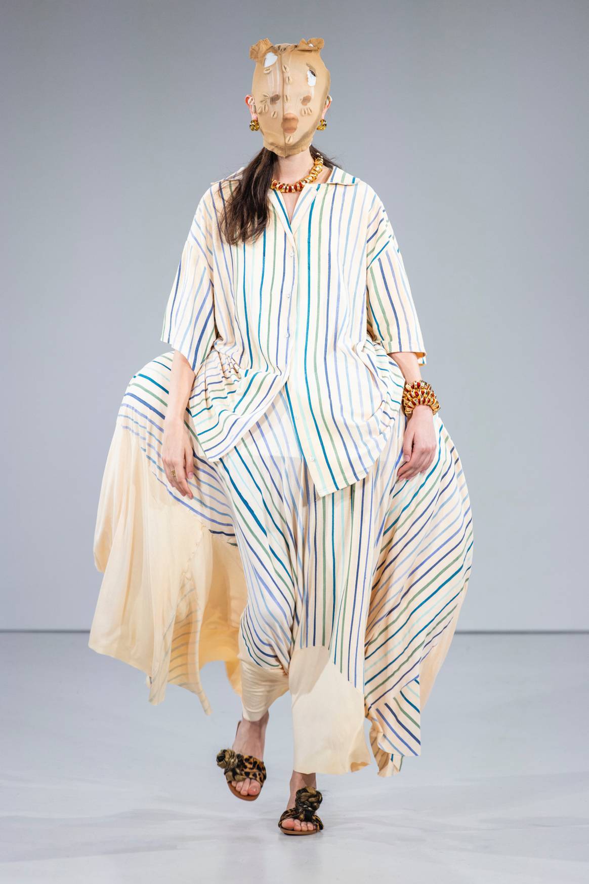 University of Applied Arts Vienna Show Modeklasse 2024, a look by second-year student Marie Matondo.