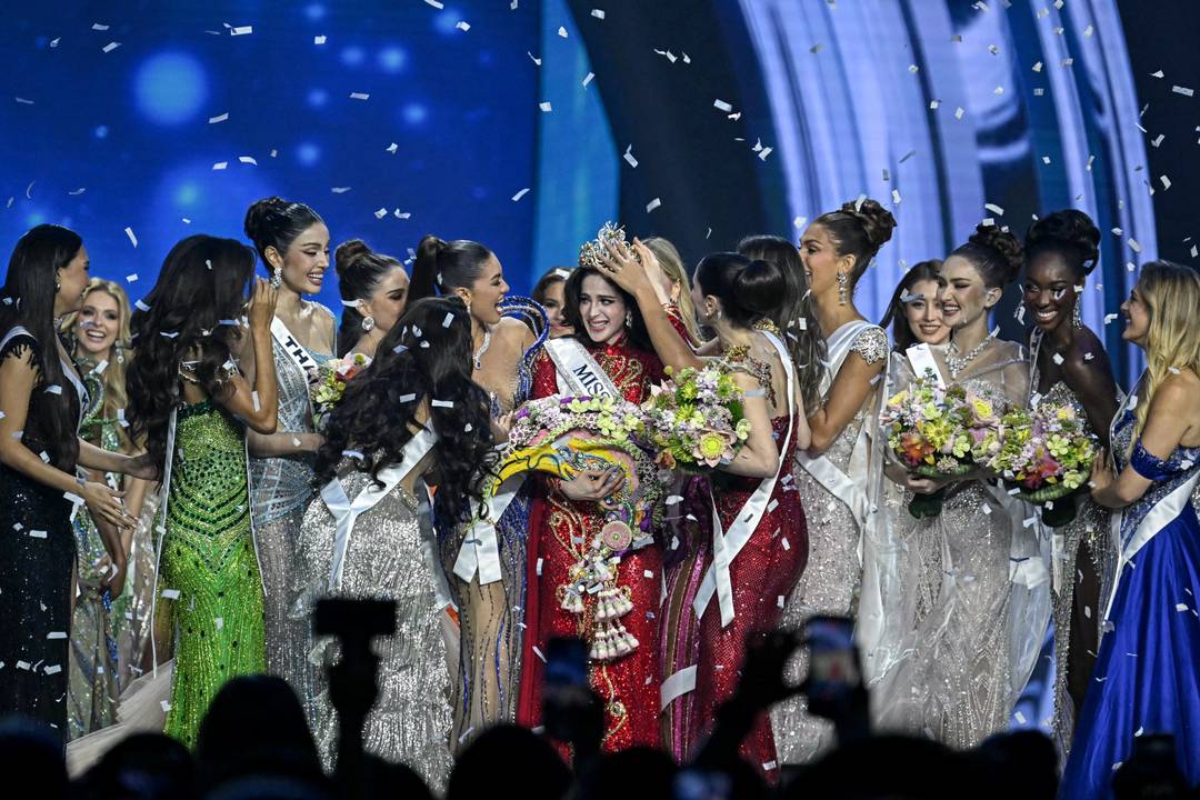 Miss Messico, Fátima Bosch (C), è circondata dalle concorrenti mentre festeggia la vittoria del concorso Miss Universo 2025 a Nonthaburi, a nord di Bangkok.