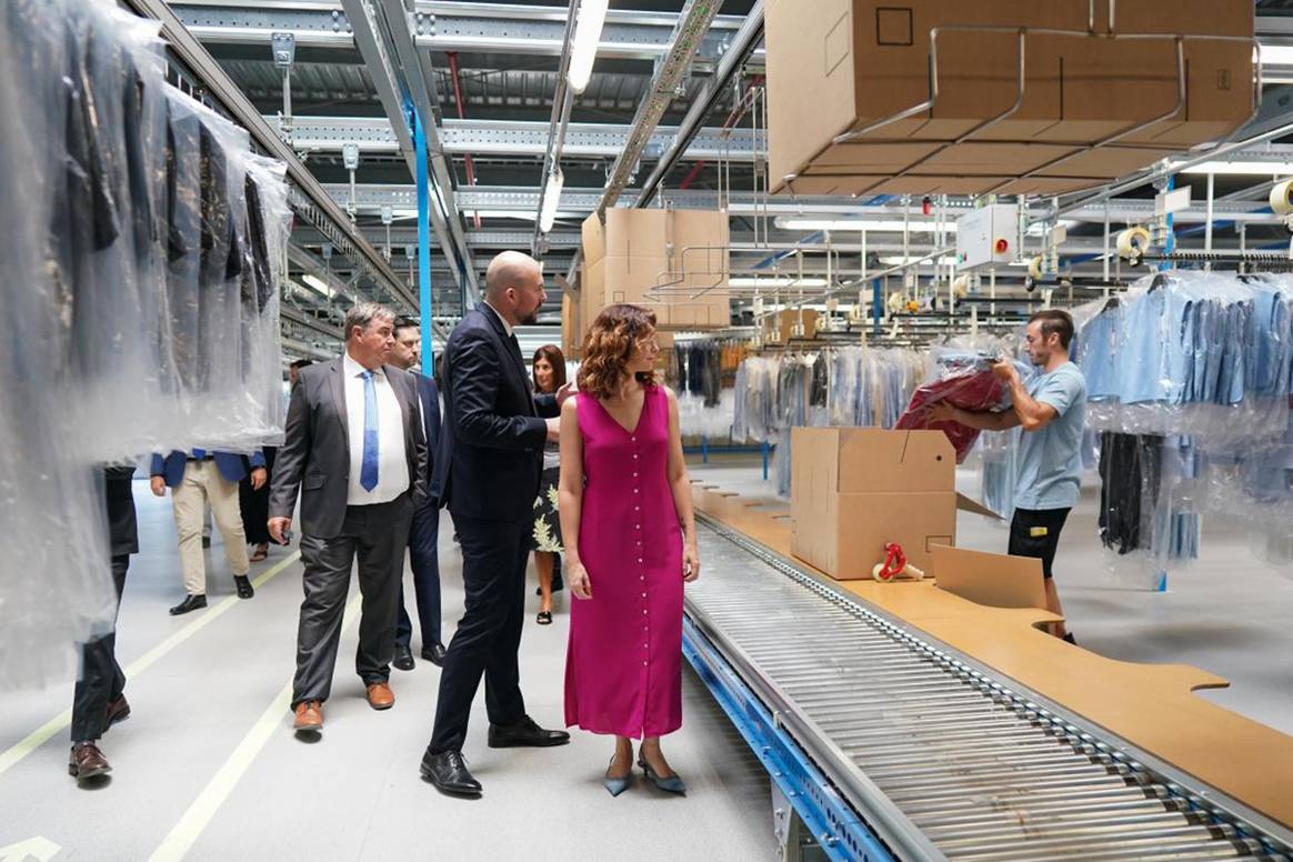 La presidenta de la Comunidad de Madrid, Isabel Díaz Ayuso, durante su visita a la plataforma logística de Inditex en la localidad madrileña de Meco, el 11 de julio de 2024.