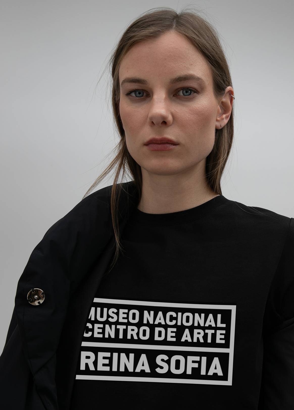 Uniforme diseñado por Lola Casademunt by Maite para el personal del Museo Nacional Centro de Arte Reina Sofía de Madrid (España).