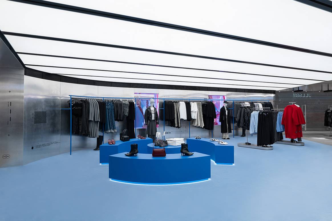 Tienda de Pull&Bear en el centro comercial Beaugrenelle de París (Francia).