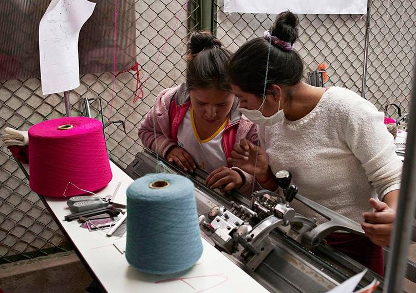 Conoce la marca sustentable que empodera a mujeres que están en prisión