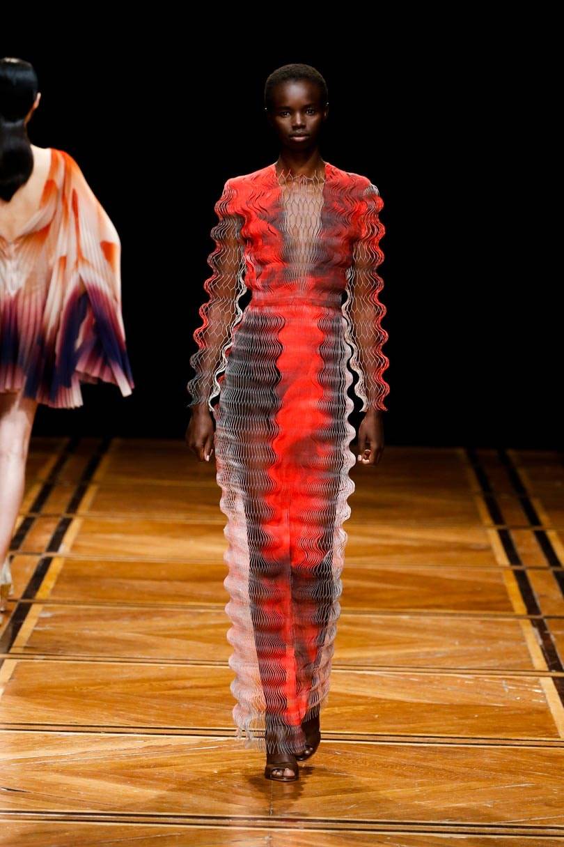 Kijken: De kleurrijke haute couture collectie van Iris van Herpen