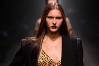 La trattativa esclusiva per l'acquisizione di Versace da parte di Prada potrebbe scadere  il 10 aprile