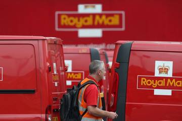 Royal Mail to hire 33,000 Christmas workers to cope with surge in online shopping