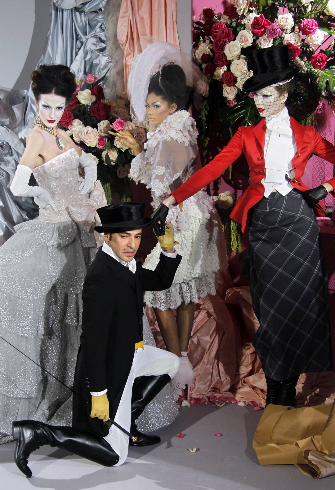 John Galliano dankt dem Publikum nach der Show der Haute Couture-Kollektion Frühjahr/Sommer 2010 von Christian Dior am 25. Januar 2010 in Paris.