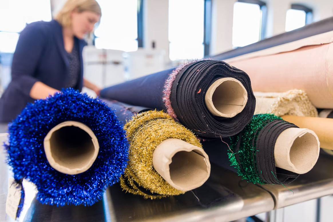 Photo Credits: Excedentes textiles de nailon y poliéster de Stella McCarteny depositados en la sede de PEI. Protein Evolution, fotografía de cortesía.