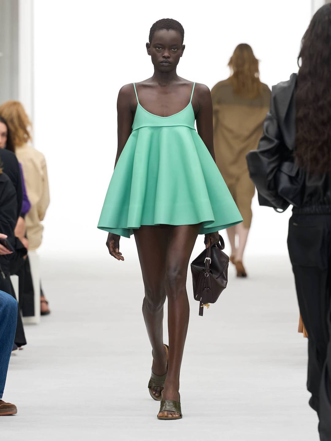 Loewe, sfilata di presentazione delle collezioni donna e uomo per la Primavera/Estate 2027.