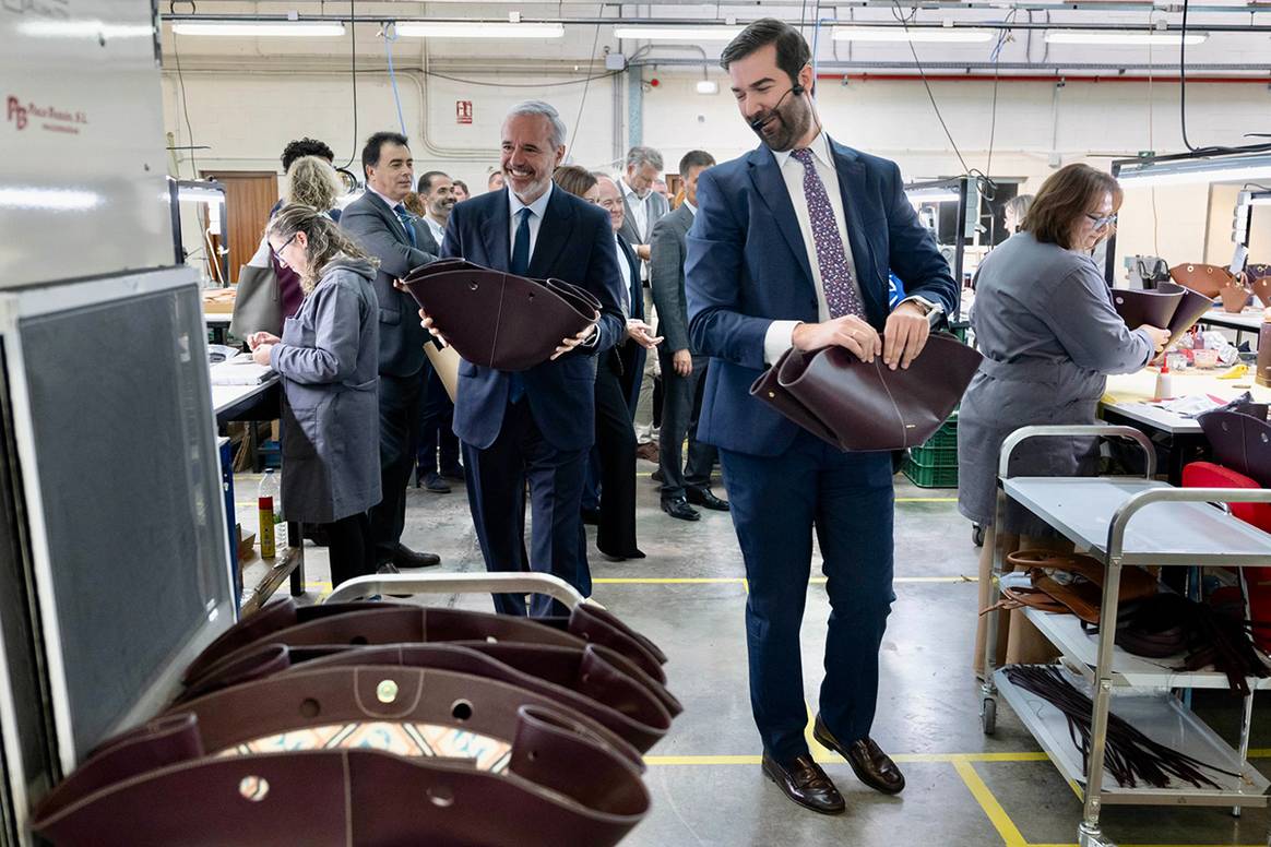 Jorge Azcón, presidente del Gobierno de Aragón, durante su visita a la fábrica de Paris/64 en Illueca, Zaragoza (España).