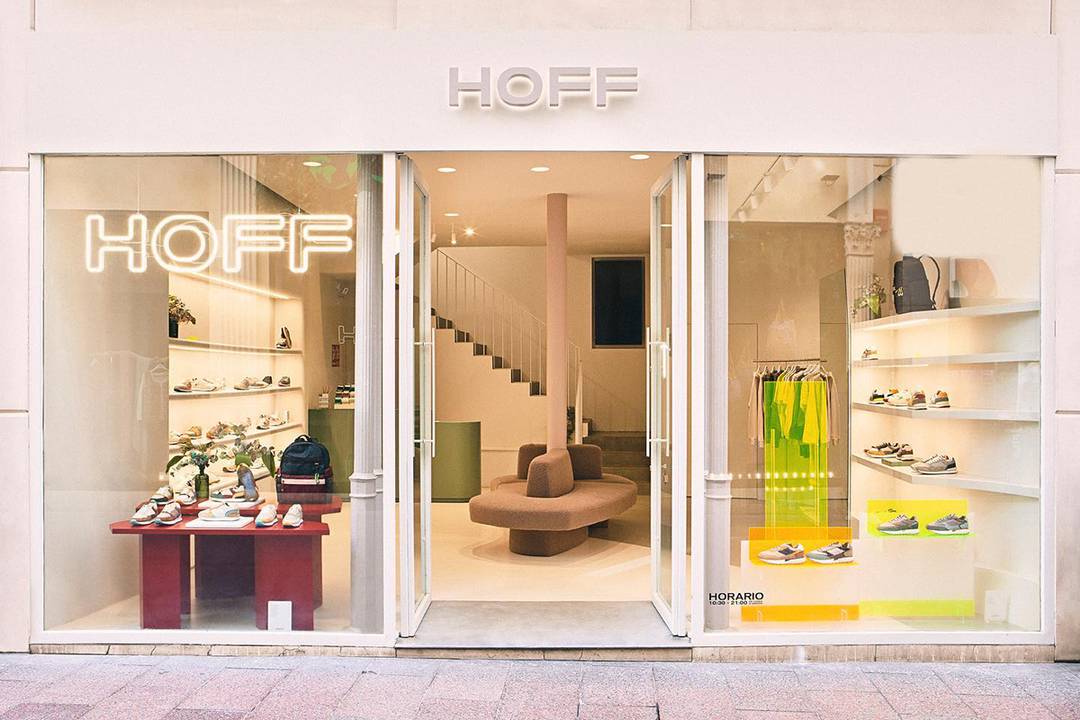 Exterior de la tienda de Hoff en el número 42 de la calle Sierpes de Sevilla (España).