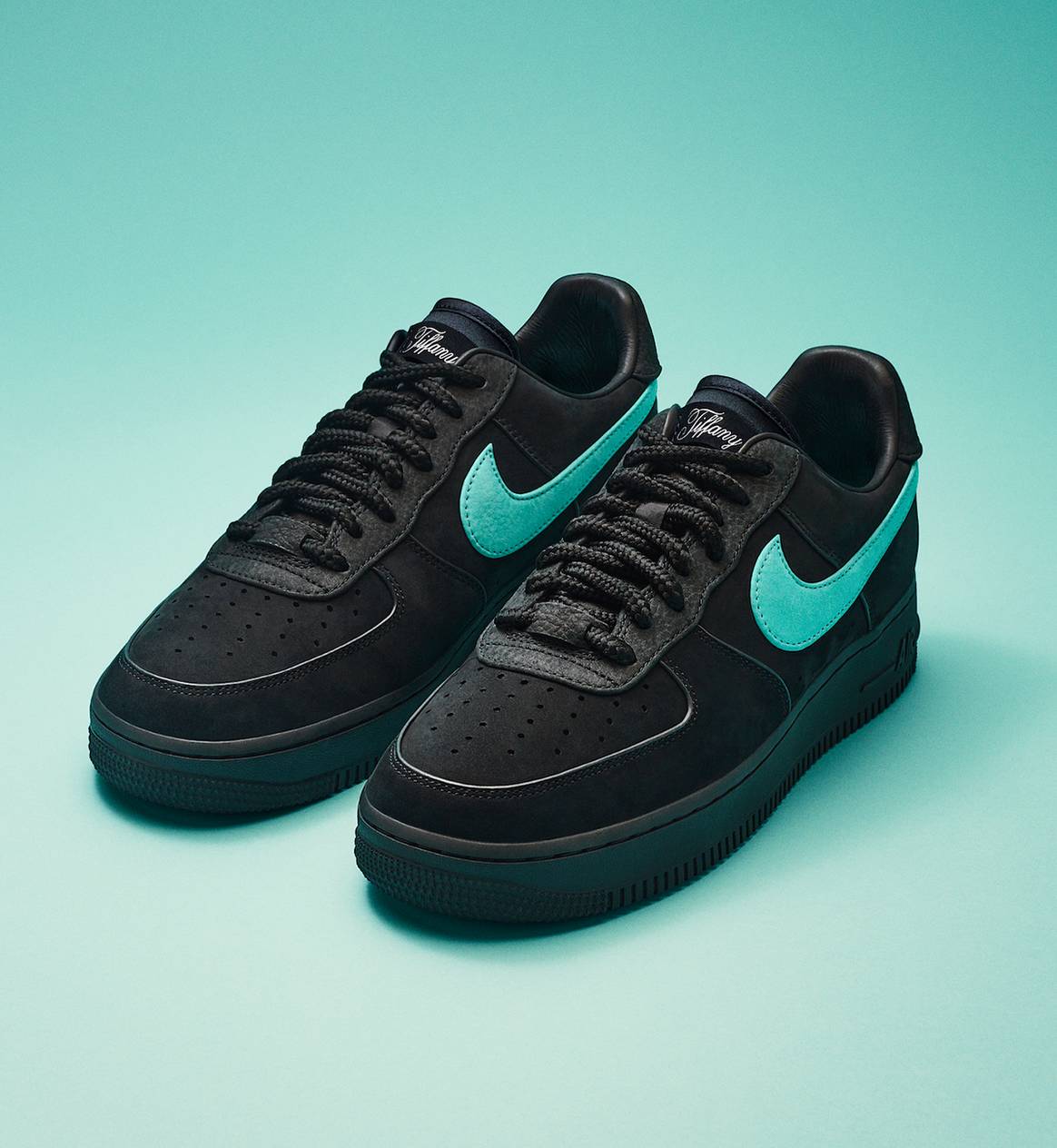 Photo Credits: Modelo de zapatillas Nike x Tiffany&Co. Air Force 1 1837. Tiffany&Co., fotografía de cortesía.