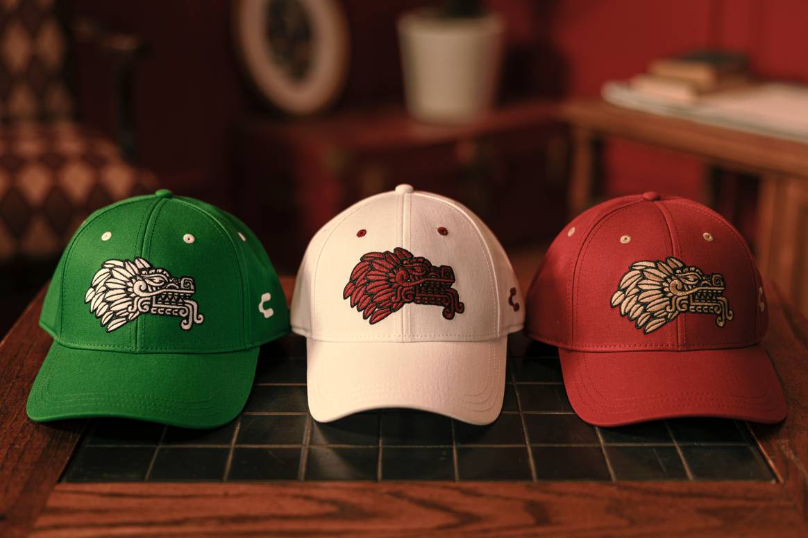 Quetzalcoatl es el foco central de las gorras y en la parte posterior dice