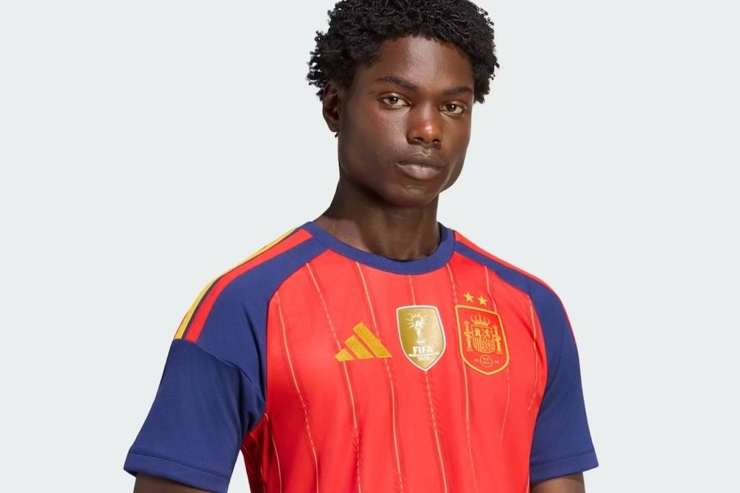 Camiseta conmemorativa de Adidas.