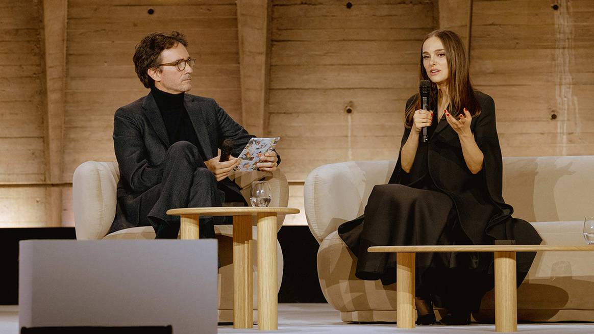 Natalie Portman junto a Antoine Arnault, durante el Evento “Life 360 Summit - ACT II” organizado por LVMH.