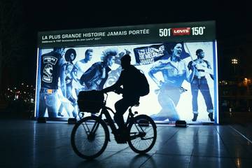 Levi's celebra el 150 aniversario de los 501 con un mural que viajará de París a Madrid, pasando por Milán