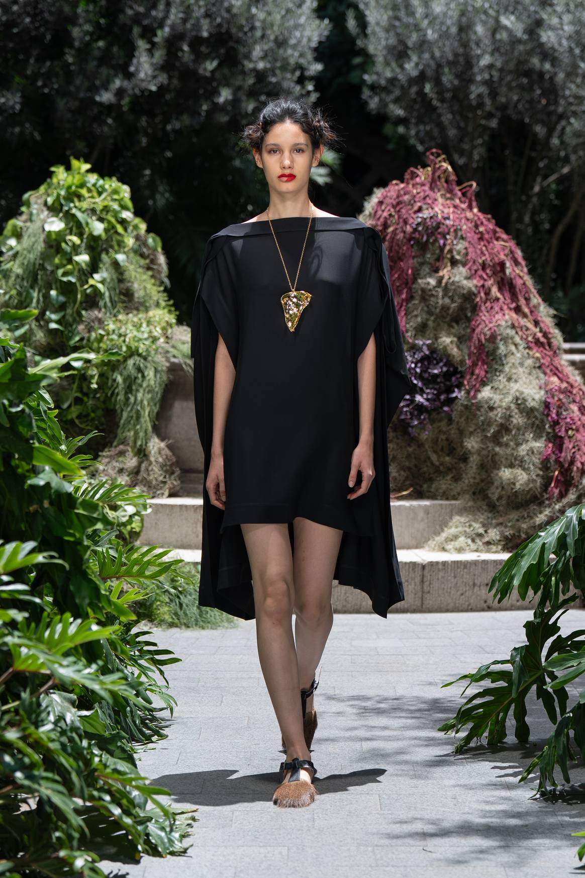 El negro, elegante y profundo, una constante en las colecciones de Julia y Renata