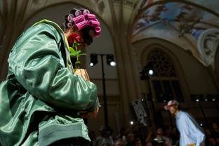 Heavy loads and wisecracks: The SS26 trends of the men's fashion weeks
