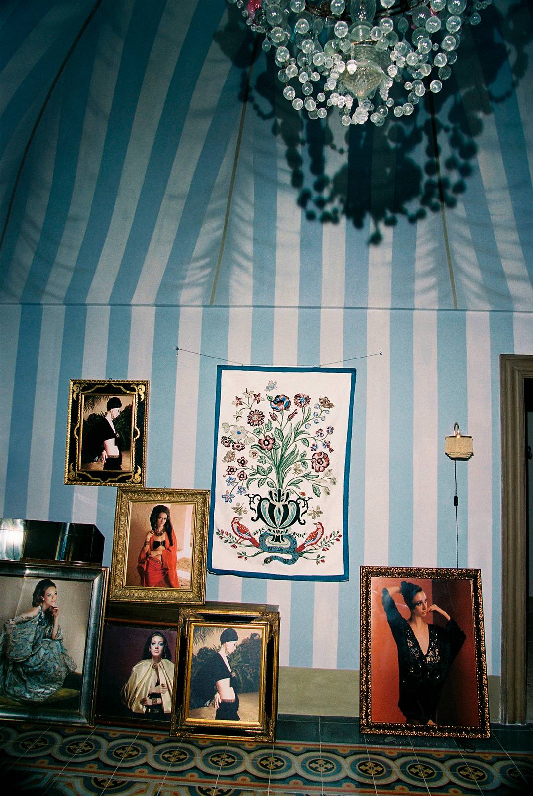 Fotografía de campaña de la colección cápsula “The House of Marisa Berenson”, diseñada por Marisa Berenson para Zara.