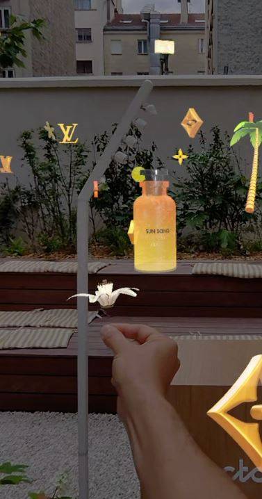 Avec Louis Vuitton, une activation à l’occasion de la réédition de son parfum « Sun Song ».