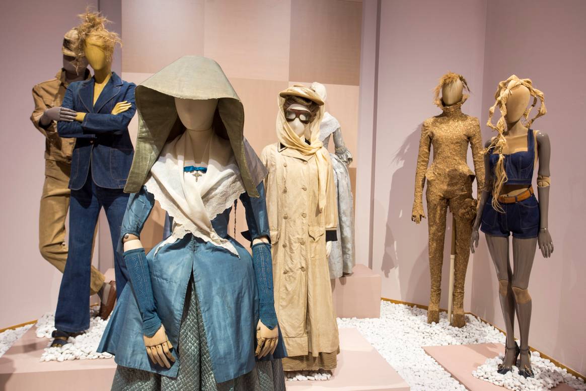 Kleurexplosie in Kunstmuseum Den Haag: hoopvolle mode in sombere tijden