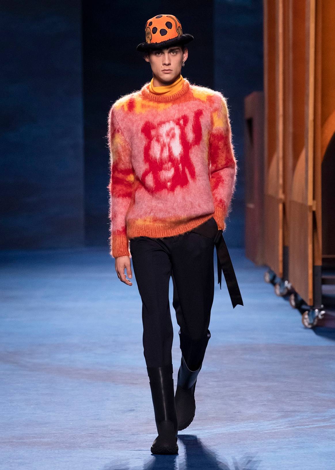 Dior reivindica los valores de una Alta Costura masculina con una colección junto al artista Peter Doig