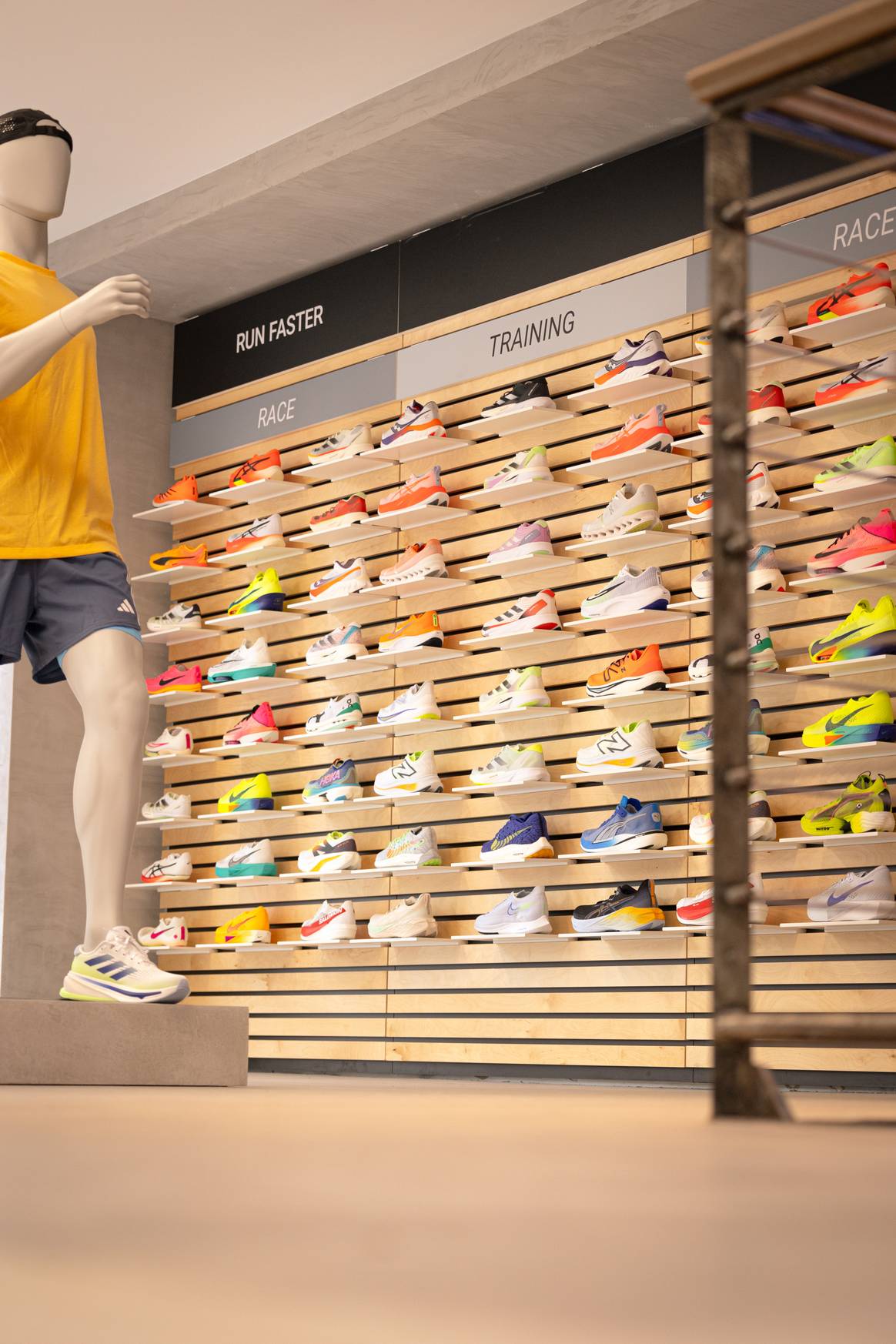 Laufschuh-Wand im Top4Running-Store in Paris