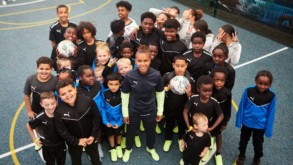 Nikita Parris und Kinder der Gemeinde Toxteth bei der Eröffnung des renovierten Sportplatzes. Foto: Puma