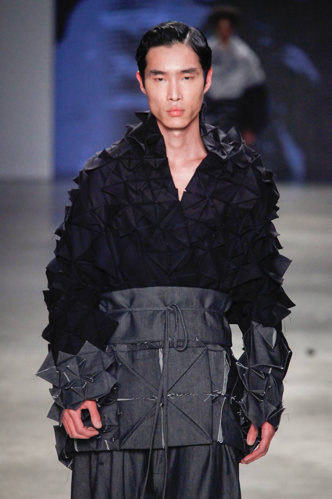 Dobraduras em patchwork de denim modelam camisa e calça comprida em Sou de Algodão