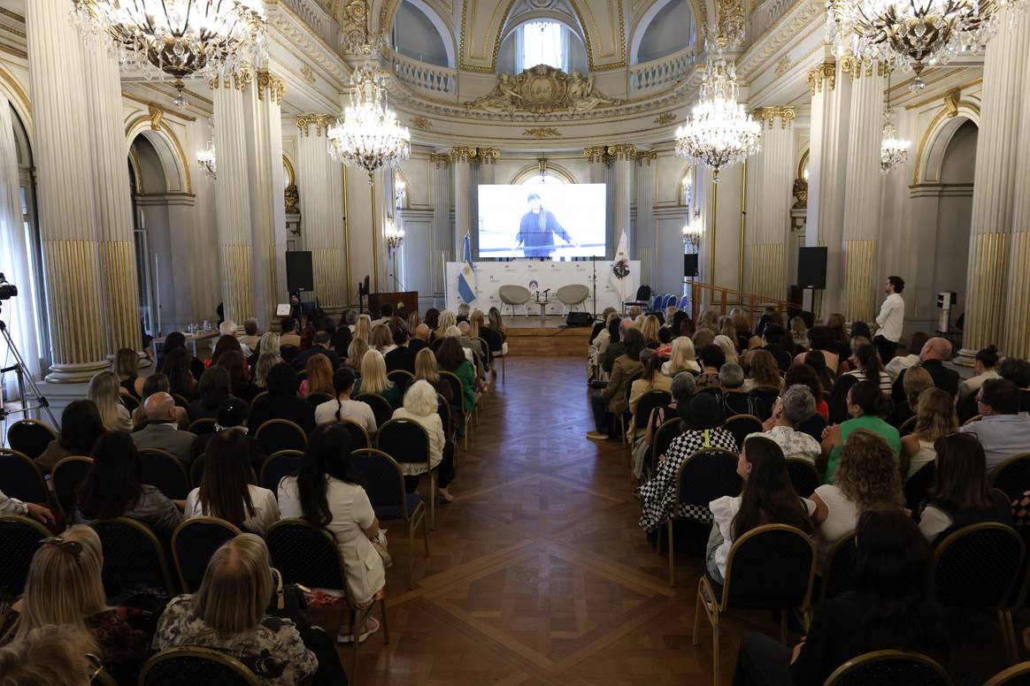 declarado Personalidad Destacada de la Ciudad Autónoma de Buenos Aires en el ámbito de la Cultura.