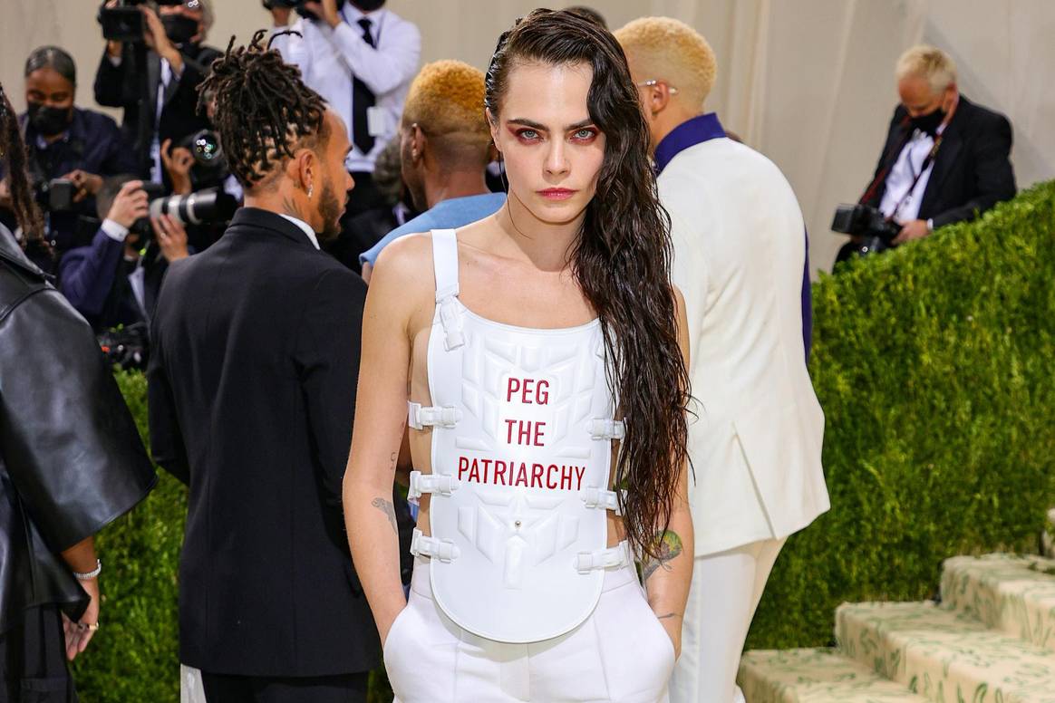 Cara Delevingne en Dior au Met Gala 2021.