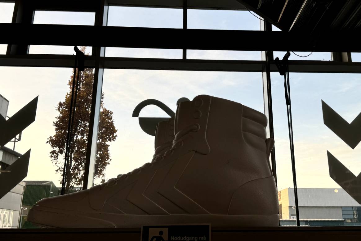 Een oversized Hummel sneaker hangt boven de hoofdingang