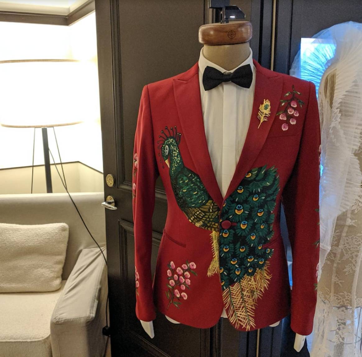 Esta firma crea trajes para hombre pintados a mano