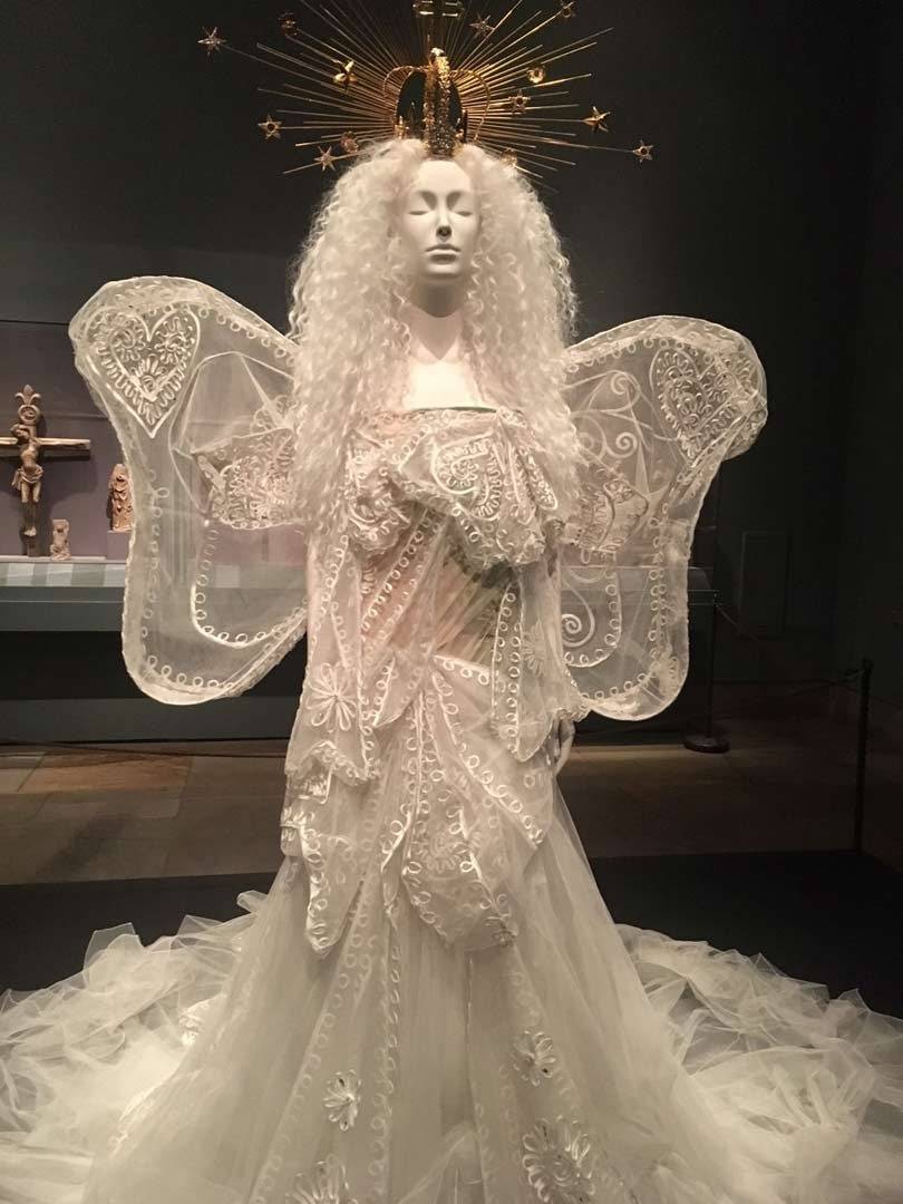 El catolicismo imaginado por los modistas se exhibe en Nueva York