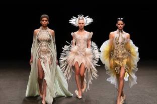 Vídeo: La diseñadora holandesa Iris Van Herpen en La Semana de la Alta Costura de París
