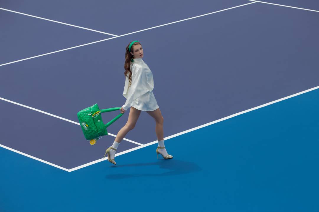 La tote bag es amplia y tiene correas suaves.